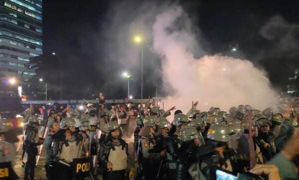 Massa Aksi Demo Depan DPR Dipukul Mundur Polisi, Sempat Ricuh