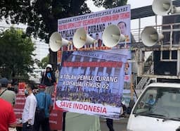 Massa Demo di Patung Kuda Minta Prabowo-Gibran Didiskualifikasi