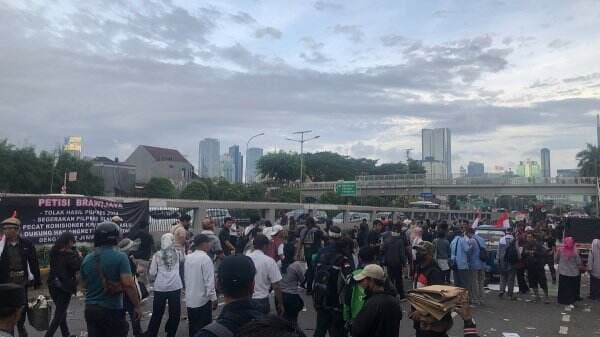 Massa Demo Mulai Tinggalkan Gedung DPR, Banyak yang Pingsan