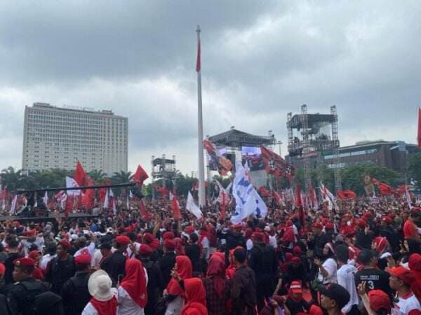 Massa Pendukung Ganjar-Mahfud Padati Lapangan Pancasila Simpang Lima Semarang   