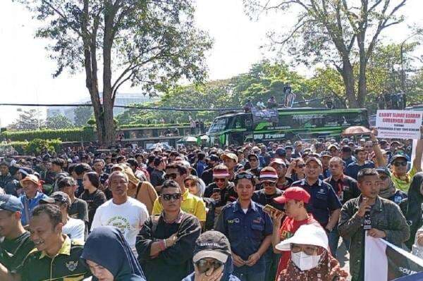 Pekerja Pariwisata Geruduk Gedung Sate, Tuntut Gubernur Jabar Cabut Larangan Study Tour Pekerja Pariwisata Geruduk Gedung Sate, Tuntut Gubernur Jabar Cabut Larangan Study Tour