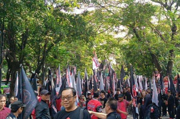 Jelang Sidang Vonis, Pendukung Hasto Padati Jalan Depan PN Jakpus Jelang Sidang Vonis, Pendukung Hasto Padati Jalan Depan PN Jakpus