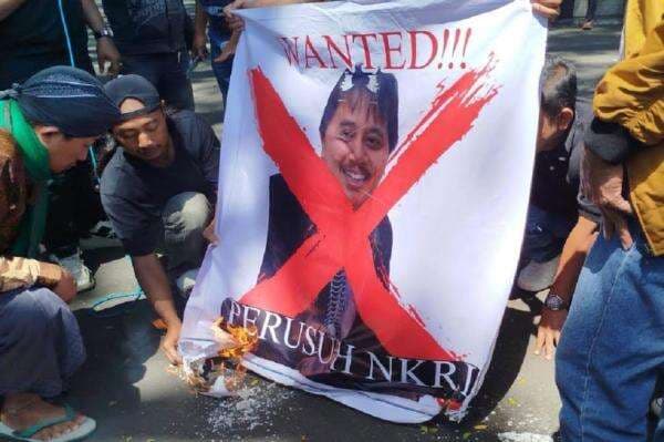 Massa Pencinta Jokowi Demo di Malang, Injak-injak dan Bakar Poster Roy Suryo Massa Pencinta Jokowi Demo di Malang, Injak-injak dan Bakar Poster Roy Suryo