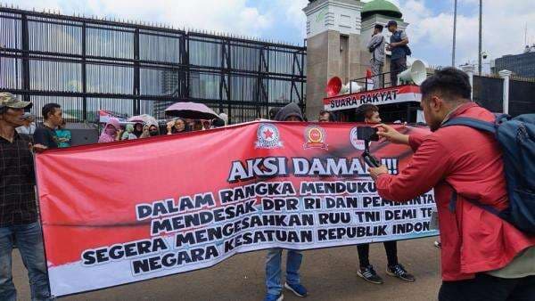 Massa Pro dan Kontra RUU TNI Datangi Gedung DPR Massa Pro dan Kontra RUU TNI Datangi Gedung DPR