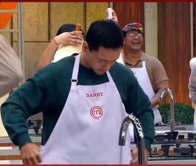 Potret Ekspresi ‘Girang’ Peserta MasterChef Indonesia Season 12 Perdana Pakai Apron Bertuliskan Nama Mereka Potret Ekspresi ‘Girang’ Peserta MasterChef Indonesia Season 12 Perdana Pakai Apron Bertuliskan Nama Mereka