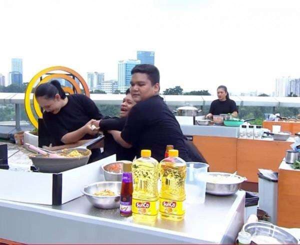 Momen Kocak Puguh Terpeleset Saking Semangatnya Lawan White Team di MasterChef Indonesia Season 12 Momen Kocak Puguh Terpeleset Saking Semangatnya Lawan White Team di MasterChef Indonesia Season 12
