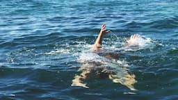Mayat Wanita Mengapung di Laut Diduga Korban Hanyut Terjangan Air Bah
