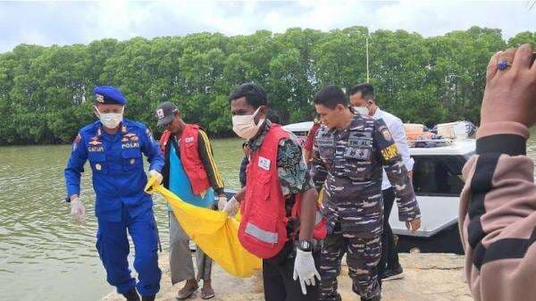 Mayat Tanpa Identitas Ditemukan Mengapung di Perairan Camplong Sampang Mayat Tanpa Identitas Ditemukan Mengapung di Perairan Camplong Sampang