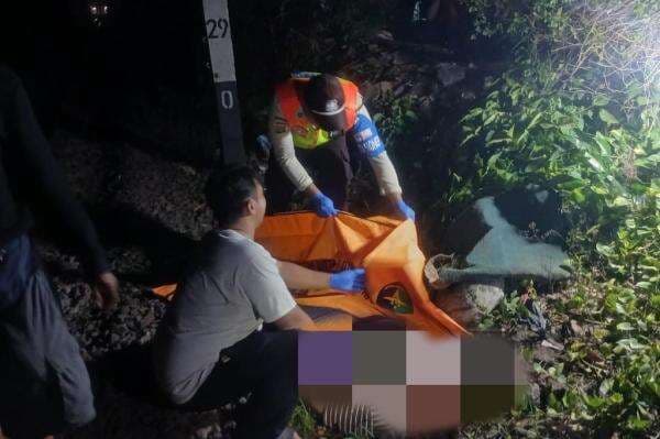 Geger Mayat Pria Tergeletak di Rel KA Beji Depok, Diduga Tabrakkan Diri ke KRL Geger Mayat Pria Tergeletak di Rel KA Beji Depok, Diduga Tabrakkan Diri ke KRL