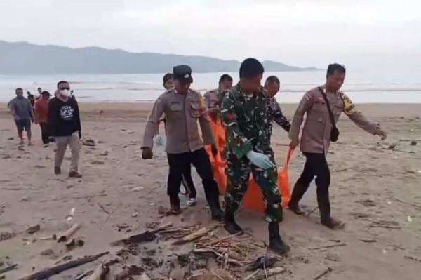 Pacitan Gempar, Mayat Perempuan Tanpa Busana Ditemukan di Pantai Teleng Ria Pacitan Gempar, Mayat Perempuan Tanpa Busana Ditemukan di Pantai Teleng Ria