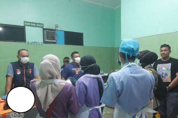 Karanganyar Geger, Pria Tewas di Kamar Mandi Masjid dengan Pisau Menancap di Dada Karanganyar Geger, Pria Tewas di Kamar Mandi Masjid dengan Pisau Menancap di Dada