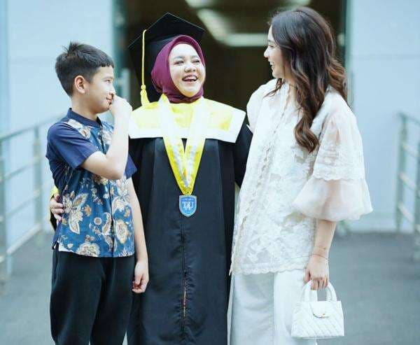 Potret Mbak Lala Pengasuh Rafathar Wisuda, Nagita Slavina Hadir Potret Mbak Lala Pengasuh Rafathar Wisuda, Nagita Slavina Hadir
