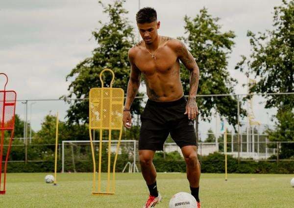 Ramai Diisukan Hengkang, Mees Hilgers Akan Tetap Gabung Latihan FC Twente Ramai Diisukan Hengkang, Mees Hilgers Akan Tetap Gabung Latihan FC Twente