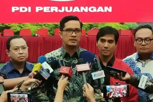 Meeting dengan Tim Hukum Hasto, Adik Febri Diansyah Minta Jadwal Ulang Pemanggilan KPK Meeting dengan Tim Hukum Hasto, Adik Febri Diansyah Minta Jadwal Ulang Pemanggilan KPK
