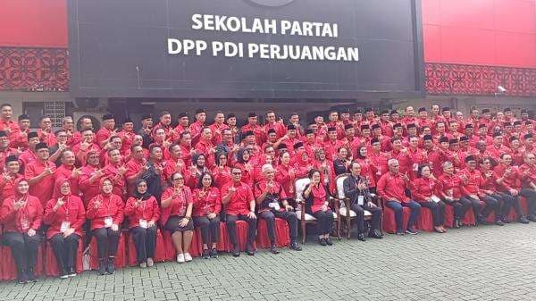 Megawati Foto Bersama Kepala Daerah dari PDIP di Sekolah Partai, Pramono-Doel Tak Tampak Megawati Foto Bersama Kepala Daerah dari PDIP di Sekolah Partai, Pramono-Doel Tak Tampak