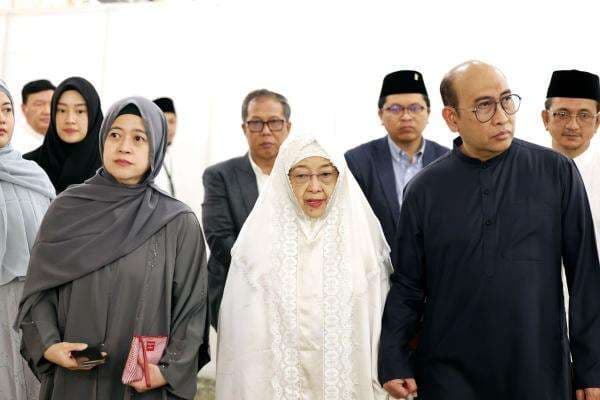 Megawati Doakan Bung Karno dan Bangsa saat Ziarah Makam Nabi Muhammad SAW Megawati Doakan Bung Karno dan Bangsa saat Ziarah Makam Nabi Muhammad SAW