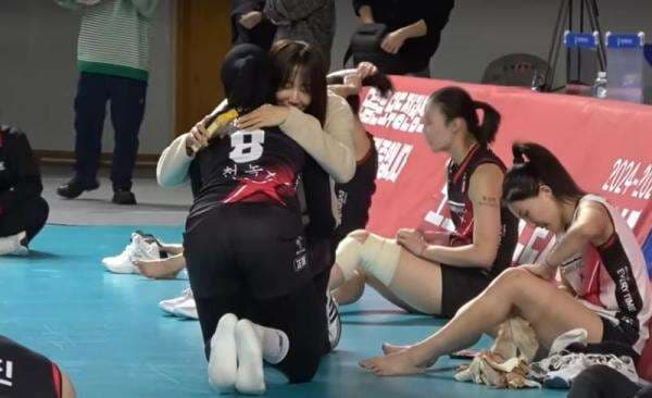 Momen Megawati Hangestri Menangis di Pelukan Han Song Yi usai Red Sparks Dihajar Hillstate Momen Megawati Hangestri Menangis di Pelukan Han Song Yi usai Red Sparks Dihajar Hillstate