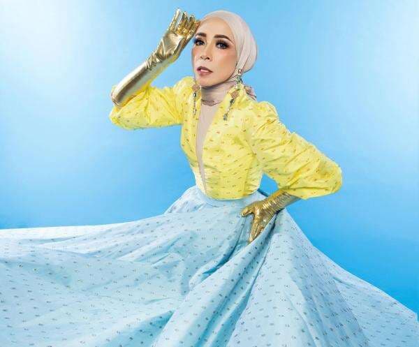 Melly Goeslaw Unggah Foto Pemotretan, Netizen Soroti Penampilannya yang Terlihat Kurus Melly Goeslaw Unggah Foto Pemotretan, Netizen Soroti Penampilannya yang Terlihat Kurus