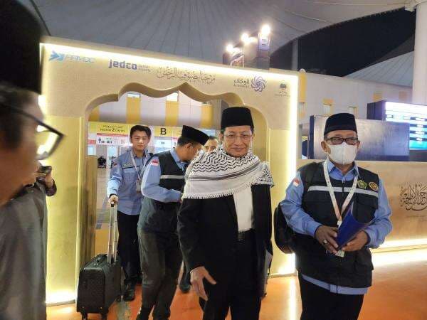 Menag Nasaruddin Umar Tiba di Arab Saudi, Siap Jalankan Tugas sebagai Amirul Hajj Menag Nasaruddin Umar Tiba di Arab Saudi, Siap Jalankan Tugas sebagai Amirul Hajj