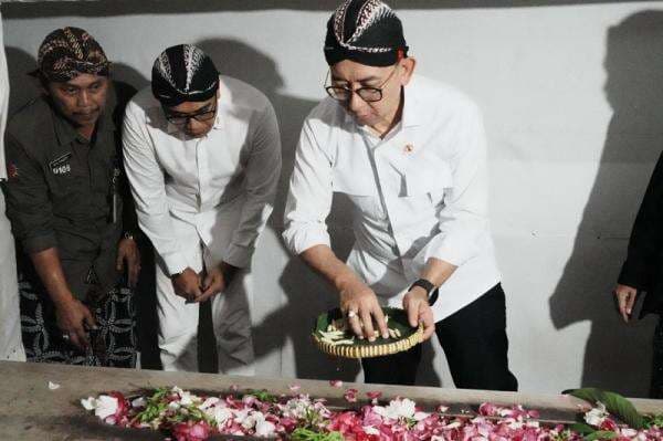 Menbud Tinjau Kompleks Makam Ranggawarsita dan Sunan Tembayat, Dorong PelestarianSitus Sejarah Spiritual Menbud Tinjau Kompleks Makam Ranggawarsita dan Sunan Tembayat, Dorong PelestarianSitus Sejarah Spiritual