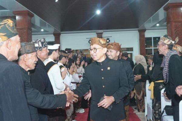 Menbud Fadli Zon Dianugerahi Gelar Warga Kehormatan Sesepuh Masyarakat Tengger Menbud Fadli Zon Dianugerahi Gelar Warga Kehormatan Sesepuh Masyarakat Tengger