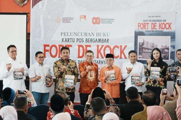 MenbudLuncurkan Buku Kartu Pos Bergambar Fort De Kock, Padang dan Sekitarnya MenbudLuncurkan Buku Kartu Pos Bergambar Fort De Kock, Padang dan Sekitarnya