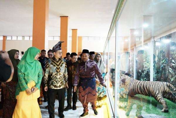 Menbud Tinjau Museum Sang Nila Utama, Tekankan Pentingnya Penataan Pameran Menbud Tinjau Museum Sang Nila Utama, Tekankan Pentingnya Penataan Pameran
