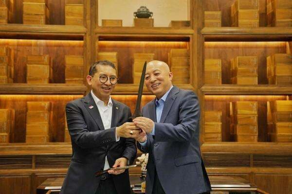 Jadi Simbol Diplomasi Budaya, MenbudFadli Zon Serahkan Keris ke Museum Nasional Tiongkok Jadi Simbol Diplomasi Budaya, MenbudFadli Zon Serahkan Keris ke Museum Nasional Tiongkok