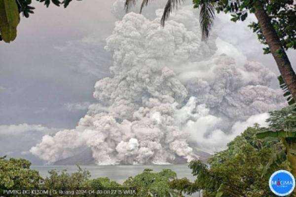 Mencekam, Hujan Batu dari Letusan Gunung Ruang Terjang Permukiman Mencekam, Hujan Batu dari Letusan Gunung Ruang Terjang Permukiman