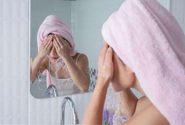 Mencuci Wajah dengan Air Dingin vs Air Hangat, Mana yang Lebih Baik? Mencuci Wajah dengan Air Dingin vs Air Hangat, Mana yang Lebih Baik?