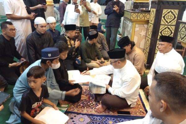 Mendikdasmen Abdul Muti Tarawih Bersama Siswa di Masjid Al-Falah, Ini Pesannya Mendikdasmen Abdul Muti Tarawih Bersama Siswa di Masjid Al-Falah, Ini Pesannya