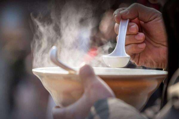 Mengapa Dilarang Meniup Makanan atau Minuman Panas? Begini Rahasia Sunnahnya Mengapa Dilarang Meniup Makanan atau Minuman Panas? Begini Rahasia Sunnahnya