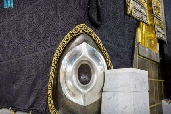 Mengapa Hajar Aswad Berwarna Hitam? Begini Penjelasannya Mengapa Hajar Aswad Berwarna Hitam? Begini Penjelasannya