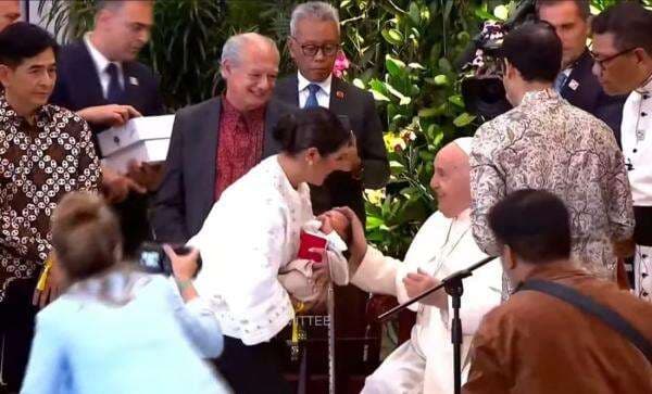 Mengapa Paus Fransiskus Selalu Pakai Jubah Putih? Ini Alasannya Mengapa Paus Fransiskus Selalu Pakai Jubah Putih? Ini Alasannya