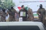 Mengejutkan, Sandera Israel Cium Kening 2 Tentara Hamas saat Dibebaskan Mengejutkan, Sandera Israel Cium Kening 2 Tentara Hamas saat Dibebaskan