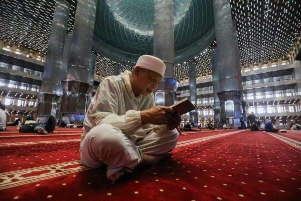 Mengembalikan Kemuliaan Nuzulul Qur'an dengan Kesalehan Ritual dan Sosial Mengembalikan Kemuliaan Nuzulul Qur'an dengan Kesalehan Ritual dan Sosial