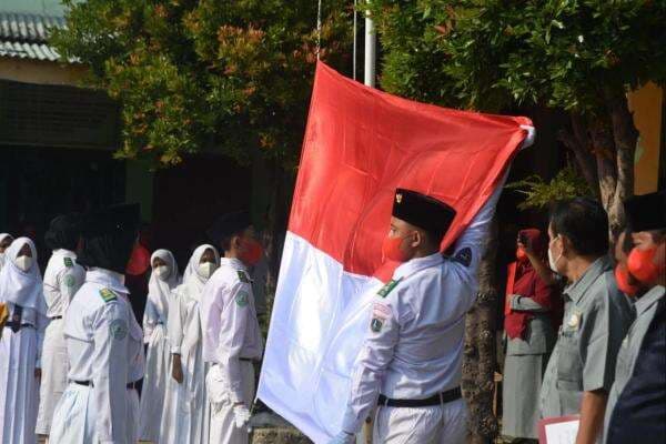 Mengenal Lirik Lagu Indonesia Raya 3 Stanza Ciptaan W.R. Supratman Mengenal Lirik Lagu Indonesia Raya 3 Stanza Ciptaan W.R. Supratman
