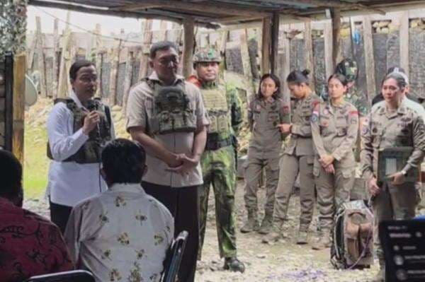 Foto-Foto Sjafrie Sjamsoeddin dan Sri Mulyani Kunjungi Nduga, Pakai Rompi Anti-Peluru Foto-Foto Sjafrie Sjamsoeddin dan Sri Mulyani Kunjungi Nduga, Pakai Rompi Anti-Peluru
