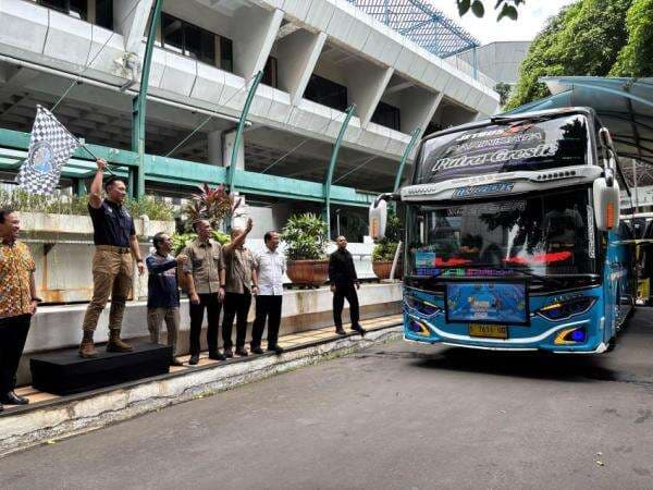 Menko AHY Lepas 200 Pemudik ke Jawa dan Sumatera Menko AHY Lepas 200 Pemudik ke Jawa dan Sumatera
