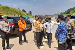 Menko PMK dan Kepala BNPB Tinjau Perbaikan Jalan Tol Bocimi yang Longsor