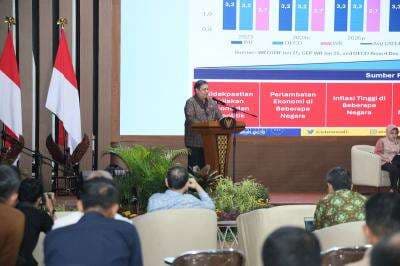 Retret Kepala Daerah, Airlangga Ingatkan Target Pertumbuhan Ekonomi 8 Retret Kepala Daerah, Airlangga Ingatkan Target Pertumbuhan Ekonomi 8