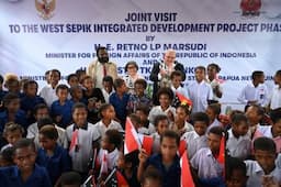 Menlu RI dan Papua Nugini Kunjungi SD di Perbatasan Wutung yang Direnovasi Pemerintah Indonesia