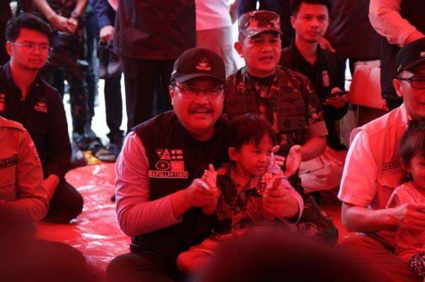 Mensos Salurkan Rp5,4 Miliar untuk Korban Banjir Sulsel, Ini Rinciannya Mensos Salurkan Rp5,4 Miliar untuk Korban Banjir Sulsel, Ini Rinciannya