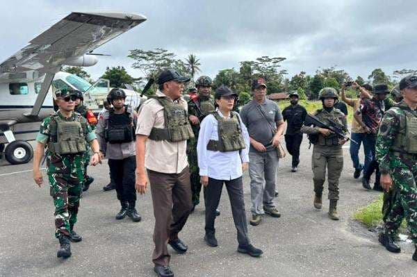 Pakai Rompi Anti-Peluru. Sjafrie dan Sri Mulyani Datangi Nduga Papua Pakai Rompi Anti-Peluru. Sjafrie dan Sri Mulyani Datangi Nduga Papua