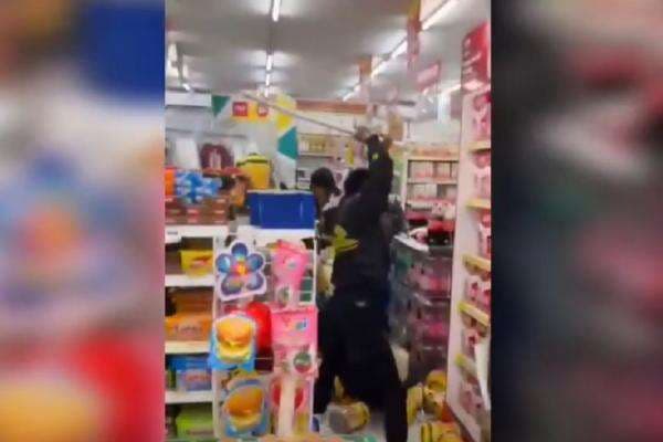 Meresahkan! Geng Motor Keroyok Pemuda hingga Tewas di Minimarket Meresahkan! Geng Motor Keroyok Pemuda hingga Tewas di Minimarket