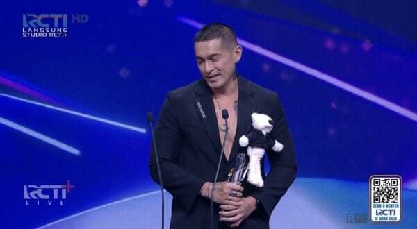 Miller Khan Sabet Penghargaan Pemeran Antagonis Terfavorit di Indonesian Drama Series Awards 2025 Miller Khan Sabet Penghargaan Pemeran Antagonis Terfavorit di Indonesian Drama Series Awards 2025