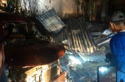 Minibus Tabrak Kios Bensin Eceran, 2 Rumah di Barru Hangus Terbakar