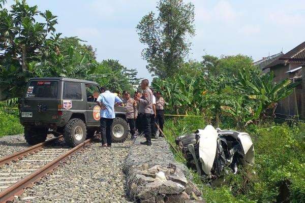 Minibus Tertabrak KA Bathara Kresna, 4 Penumpang Meninggal di Lokasi Minibus Tertabrak KA Bathara Kresna, 4 Penumpang Meninggal di Lokasi