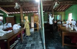 Miris, Siswa SD di Kulonprogo Belajar di Rumah Warga setelah Gedung Sekolah Tergusur Proyek JJLS
