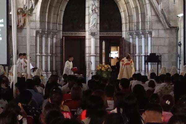 Misa Malam Paskah Gereja Katedral Jakarta: Kepedulian Terharap Masyarakat Miskin Misa Malam Paskah Gereja Katedral Jakarta: Kepedulian Terharap Masyarakat Miskin